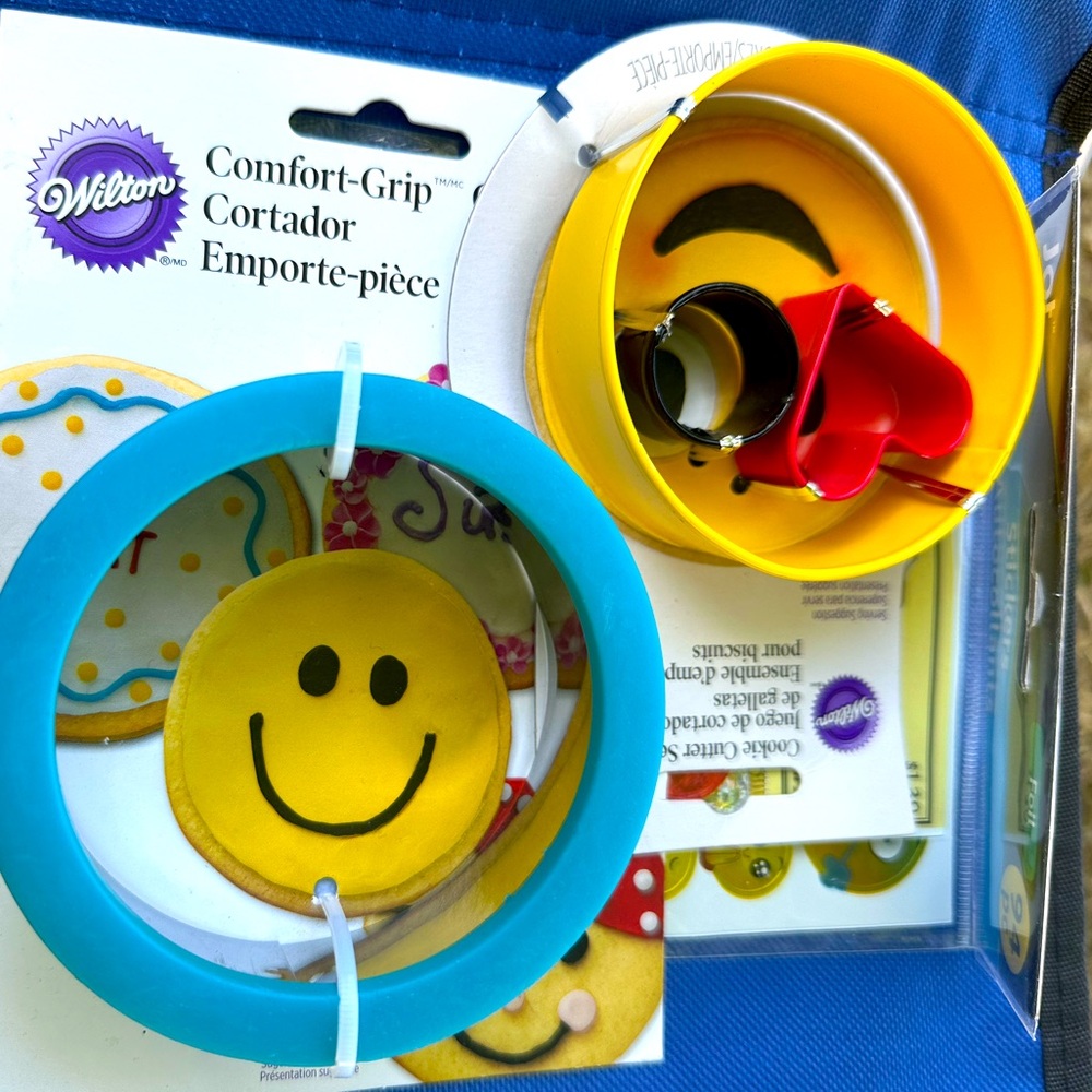 5/$20 Wilton Set 2 Comfort-Grip Cookie Cutters 😊 & sticker set